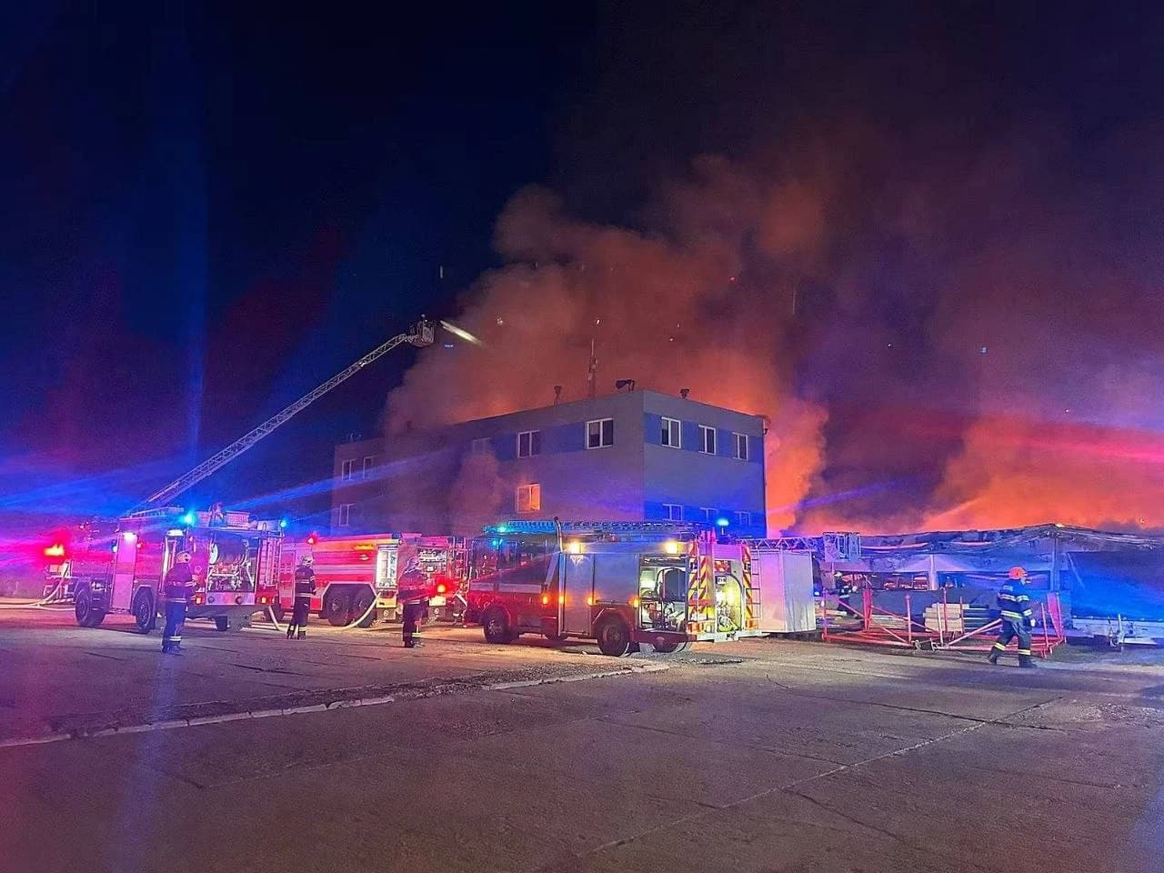 Repubblica Ceca Un gruppo chiamato "Earthquake_faction" ha fatto irruzione nei locali di uno stabilimento di proprietà del produttore israeliano di armamenti Elbit Systems Ltd., appiccando il fuoco all’intera struttura e distruggendola completamente.