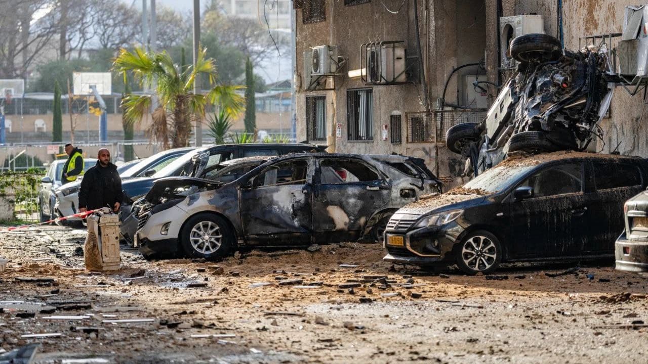 continuano i lanci di missili dall’Iran. Le difese aeree usano gli intercettori solo per obiettivi sensibili e infrastrutture critiche. Con attacchi continui e saturazione delle difese, la situazione appare sempre più critica.