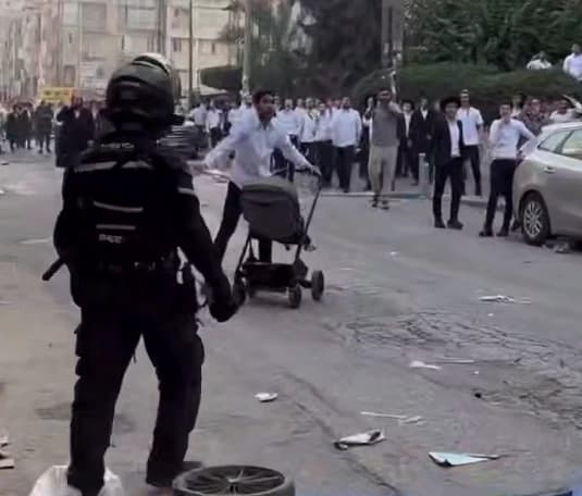 SEGNALATO INTENSO CONFLITTO INTERNO israele . CENSURA MILITARE ATTUALMENTE IN VIGORE. DISORDINI E RIVOLTE SEGNALATI A TEL AVIV. STATO DEI FATTI in evoluzione