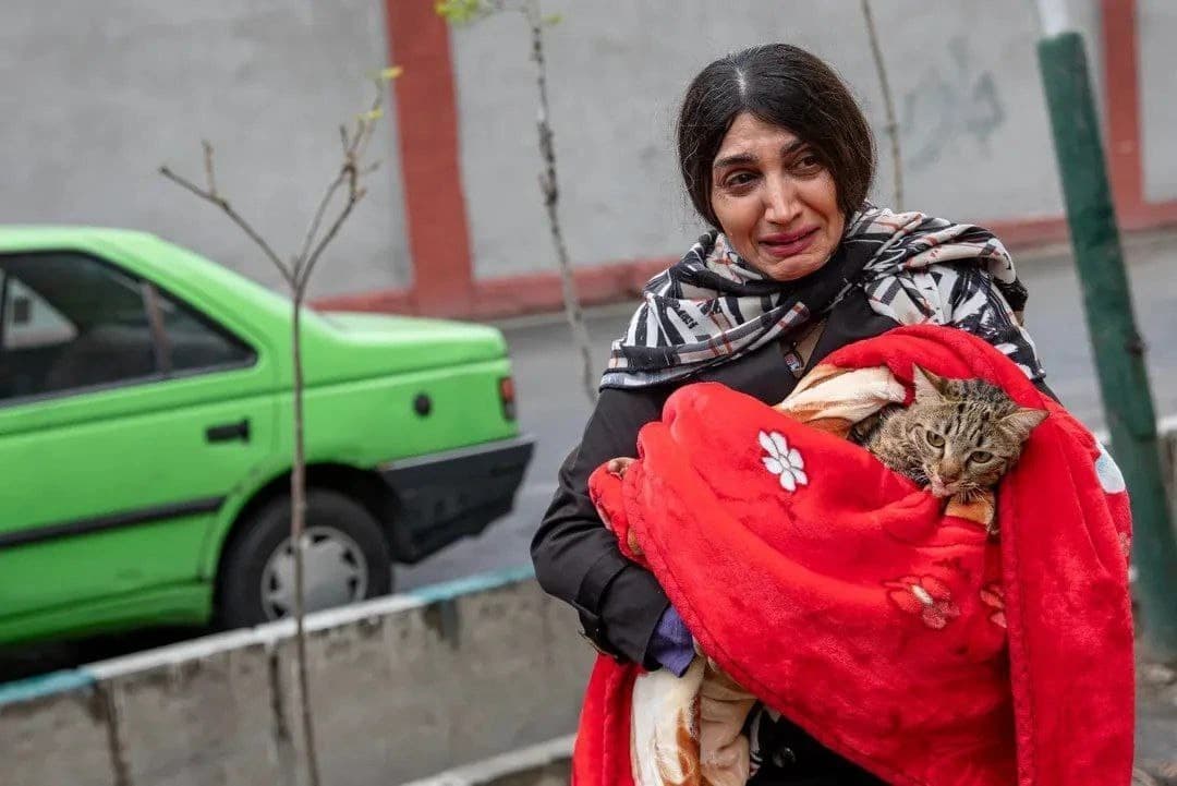 Il risultato delle politiche di Trump,Pahlavi,Netanyahu: 7.800 bombardamenti su una popolazione civile, un aumento dell’inquinamento da polveri sottili e la distruzione di oltre 10.000 abitazioni. Trump ride e viene applaudito, mentre l’Europa tace.