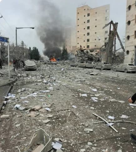 Il Mossad indica come obiettivi strategici luoghi che, in realtà, ospitano un’agenzia immobiliare, un bar e una banca nella zona di via Zarafshan a Teheran. Proseguono i bombardamenti su civili inermi, Europa resta ferma, limitandosi a dichiarazioni.