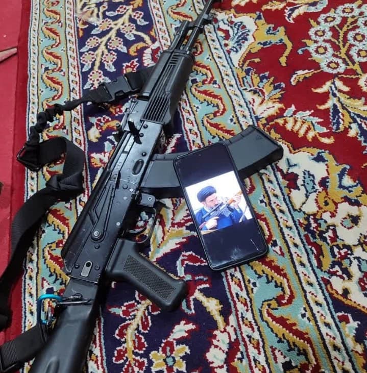 canali interni iraniani diffuse foto di cittadini e militari che giurano fedeltà alla nuova guida suprema. immagini usate per mostrare unità e sostegno interno.