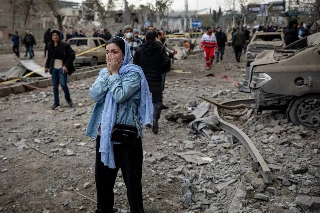 Il risultato delle politiche di Trump,Pahlavi,Netanyahu: 7.800 bombardamenti su una popolazione civile, un aumento dell’inquinamento da polveri sottili e la distruzione di oltre 10.000 abitazioni. Trump ride e viene applaudito, mentre l’Europa tace.