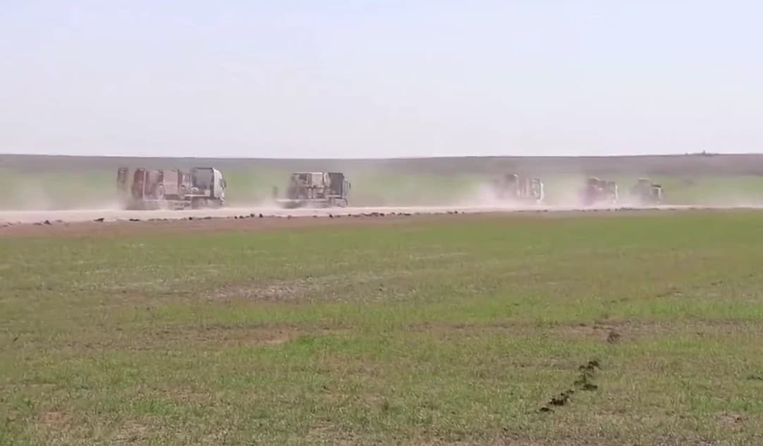 rinforzi USA trasferiti dall’Iraq alla base "Qasrak" nella Siria orientale. Movimento logistico in preparazione di operazioni regionali.
