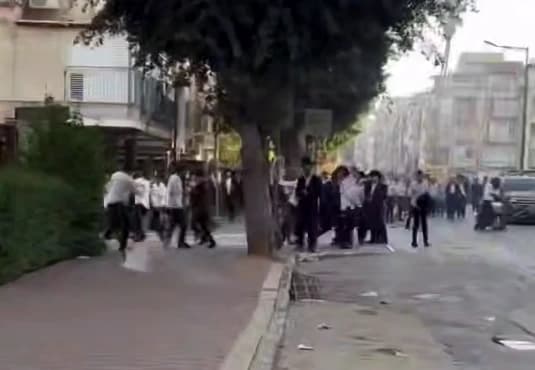 SEGNALATO INTENSO CONFLITTO INTERNO israele . CENSURA MILITARE ATTUALMENTE IN VIGORE. DISORDINI E RIVOLTE SEGNALATI A TEL AVIV. STATO DEI FATTI in evoluzione