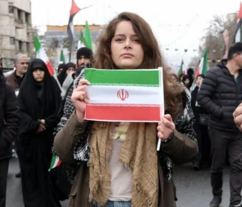IRAN: NELLA GIORNATA DEL QUDS, DONNE SONO SCESSE IN STRADA, ALCUNE ANCHE SENZA VELO. BOMBARDAMENTI USA HANNO UCCISO UN BAMBINO . LA NARRATIVA USA VIENE DESCRITTA COME COMPLETAMENTE CROLLATA.