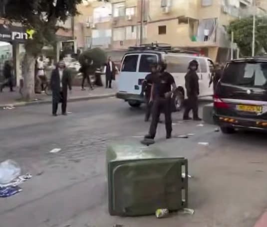SEGNALATO INTENSO CONFLITTO INTERNO israele . CENSURA MILITARE ATTUALMENTE IN VIGORE. DISORDINI E RIVOLTE SEGNALATI A TEL AVIV. STATO DEI FATTI in evoluzione