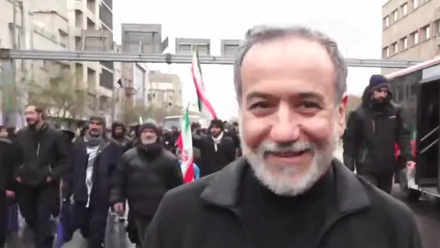 IL SEGRETARIO ALLA GUERRA USA PETE HEXT HA DICHIARATO CHE I LEADER IRANIANI SI SONO RIFUGIATI SOTTOTERRA INTANTO i leader  IRANIANI HANNO SFILATO A TEHERAN