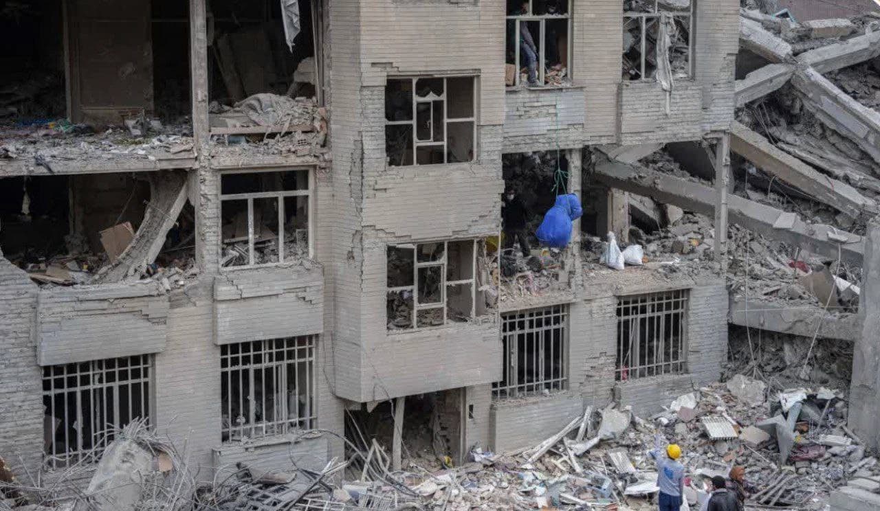 I bombardamenti su abitazioni civili in Iran rappresentano un fatto gravissimo. Il cosiddetto “gruppo dei sei” non sta semplicemente giocando con le parole: il loro silenzio e le loro ambiguità li rendono complici. l'italia e un obbiettivo.