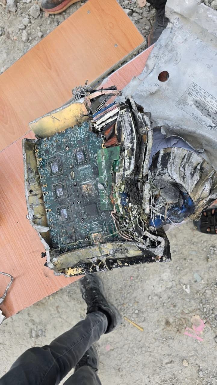 Resti di un missile di fabbricazione statunitense trovati nel sito dell’esplosione che ha colpito una scuola a Minab.