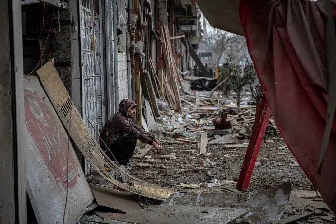 Il risultato delle politiche di Trump,Pahlavi,Netanyahu: 7.800 bombardamenti su una popolazione civile, un aumento dell’inquinamento da polveri sottili e la distruzione di oltre 10.000 abitazioni. Trump ride e viene applaudito, mentre l’Europa tace.