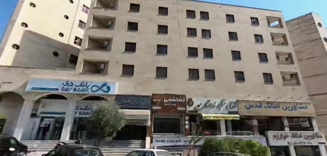 Il Mossad indica come obiettivi strategici luoghi che, in realtà, ospitano un’agenzia immobiliare, un bar e una banca nella zona di via Zarafshan a Teheran. Proseguono i bombardamenti su civili inermi, Europa resta ferma, limitandosi a dichiarazioni.