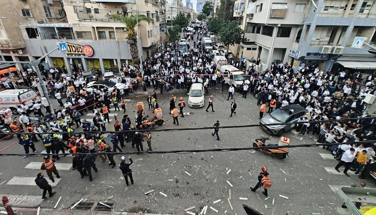 continuano i lanci di missili dall’Iran. Le difese aeree usano gli intercettori solo per obiettivi sensibili e infrastrutture critiche. Con attacchi continui e saturazione delle difese, la situazione appare sempre più critica.