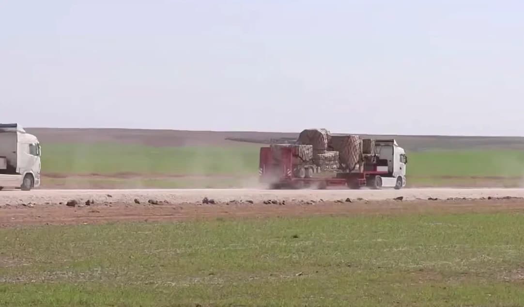rinforzi USA trasferiti dall’Iraq alla base "Qasrak" nella Siria orientale. Movimento logistico in preparazione di operazioni regionali.