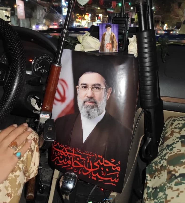 canali interni iraniani diffuse foto di cittadini e militari che giurano fedeltà alla nuova guida suprema. immagini usate per mostrare unità e sostegno interno.