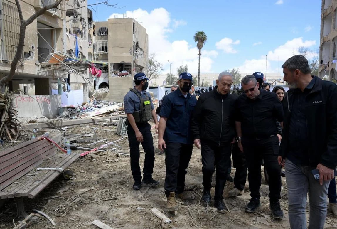 Netanyahu si reca nei luoghi dei disastri mentre la popolazione protesta. Ieri sera l’Iran ha dimostrato che Israele non ha più difese e che il Paese sta iniziando a vacillare, nonostante la propaganda che censura i dati.