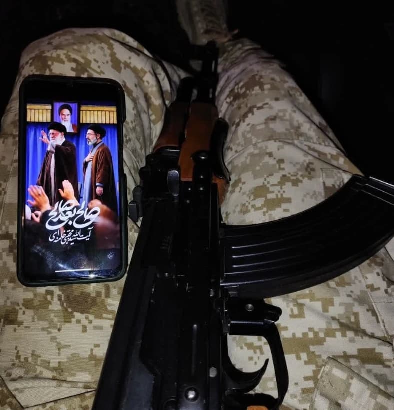 canali interni iraniani diffuse foto di cittadini e militari che giurano fedeltà alla nuova guida suprema. immagini usate per mostrare unità e sostegno interno.