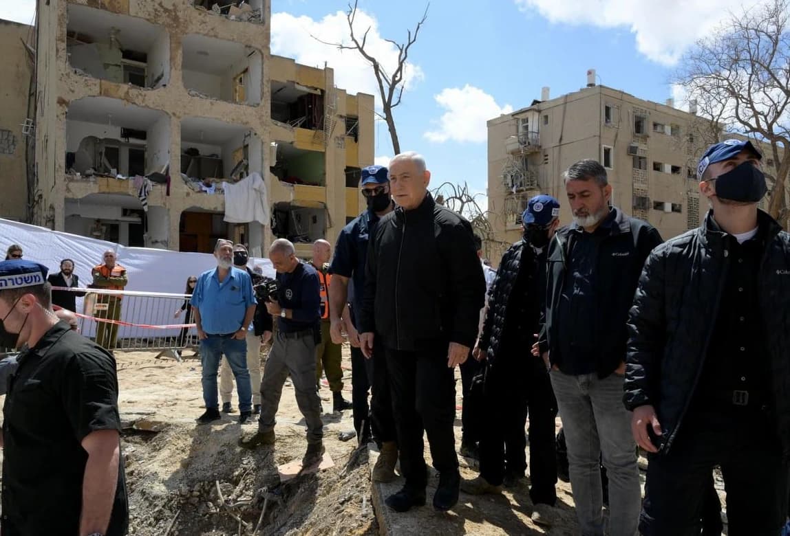 Netanyahu si reca nei luoghi dei disastri mentre la popolazione protesta. Ieri sera l’Iran ha dimostrato che Israele non ha più difese e che il Paese sta iniziando a vacillare, nonostante la propaganda che censura i dati.