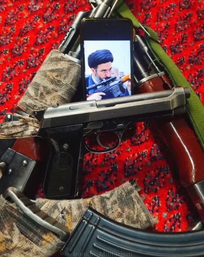 canali interni iraniani diffuse foto di cittadini e militari che giurano fedeltà alla nuova guida suprema. immagini usate per mostrare unità e sostegno interno.