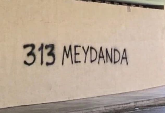 Turchia: graffiti in lingua turca che citano Khamenei invitano alla resistenza. Il simbolo "313" - riferimento alla battaglia di Badr - indica una campagna coordinata, non azione spontanea.
