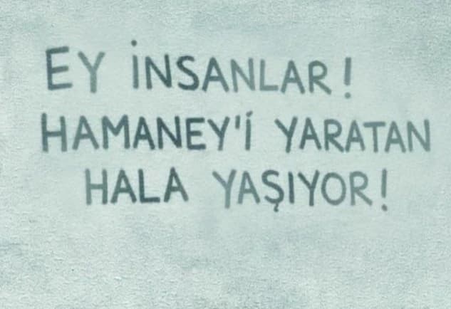 Turchia: graffiti in lingua turca che citano Khamenei invitano alla resistenza. Il simbolo "313" - riferimento alla battaglia di Badr - indica una campagna coordinata, non azione spontanea.
