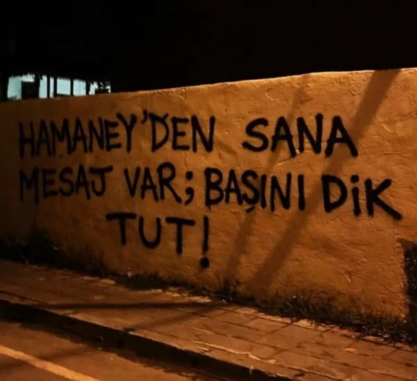 Turchia: graffiti in lingua turca che citano Khamenei invitano alla resistenza. Il simbolo "313" - riferimento alla battaglia di Badr - indica una campagna coordinata, non azione spontanea.