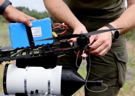 Iraq proxy iraniani attaccano base USA Victoria  4 aprile. Con Droni a filo ottico, stessa tattica ucraina contro i russi. Sistemi anti-drone tradizionali inefficaci. Escalation tecnologica delle milizie filo-iraniane in Iraq.