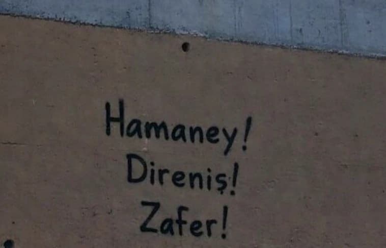 Turchia: graffiti in lingua turca che citano Khamenei invitano alla resistenza. Il simbolo "313" - riferimento alla battaglia di Badr - indica una campagna coordinata, non azione spontanea.