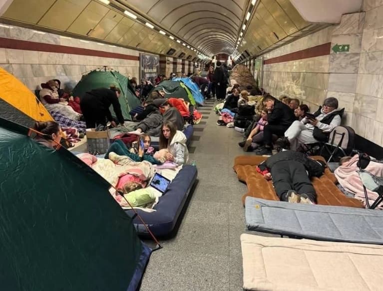 Gli abitanti di Kiev si rifugiano nella metropolitana