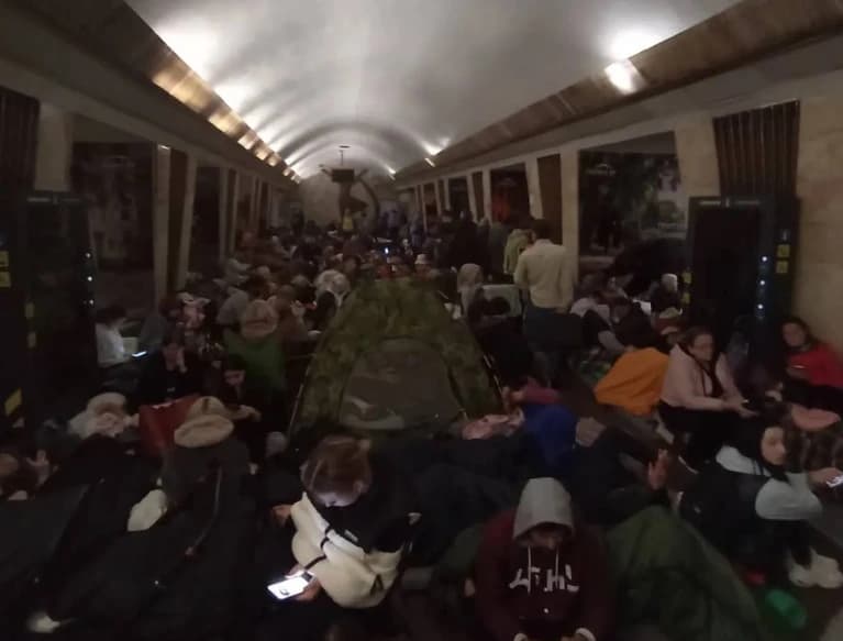 Gli abitanti di Kiev si rifugiano nella metropolitana