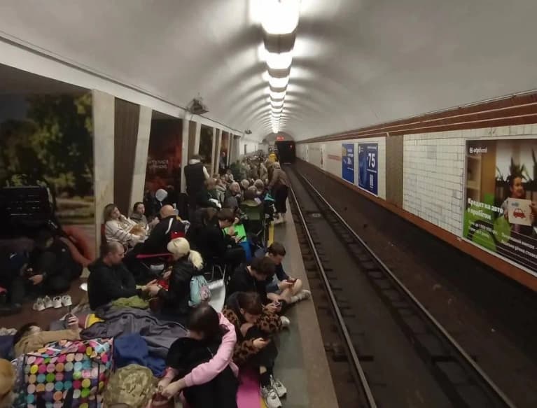 Gli abitanti di Kiev si rifugiano nella metropolitana