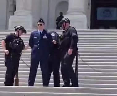 Un maggiore dell'United States Air Force è stato arrestato davanti al Campidoglio degli Stati Uniti dopo aver chiesto pubblicamente l'impeachment del presidente Donald Trump durante una manifestazione.