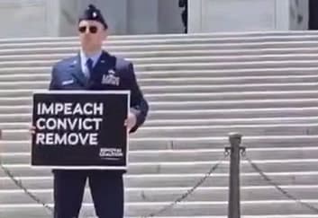 Un maggiore dell'United States Air Force è stato arrestato davanti al Campidoglio degli Stati Uniti dopo aver chiesto pubblicamente l'impeachment del presidente Donald Trump durante una manifestazione.