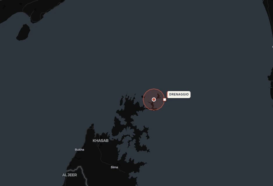 Ipotesi poco verificata: secondo il media USA Morse Report, immagini satellitari suggerirebbero un presunto corridoio sul lato omanita di Hormuz per le grandi petroliere. L’ipotesi non è confermata.