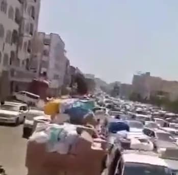 Ci sono colonne di auto civili in fuga dal distretto di Maqbanah, nello Yemen, dopo che Ansar Allah ha conquistato alcune posizioni